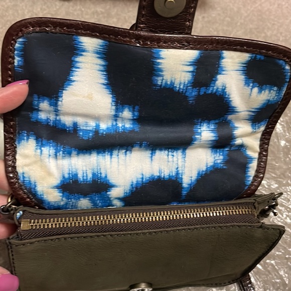 NWT Cynthia Vincent Super cute embroidery detailing on this Crossbody bag - Picture 4 of 9